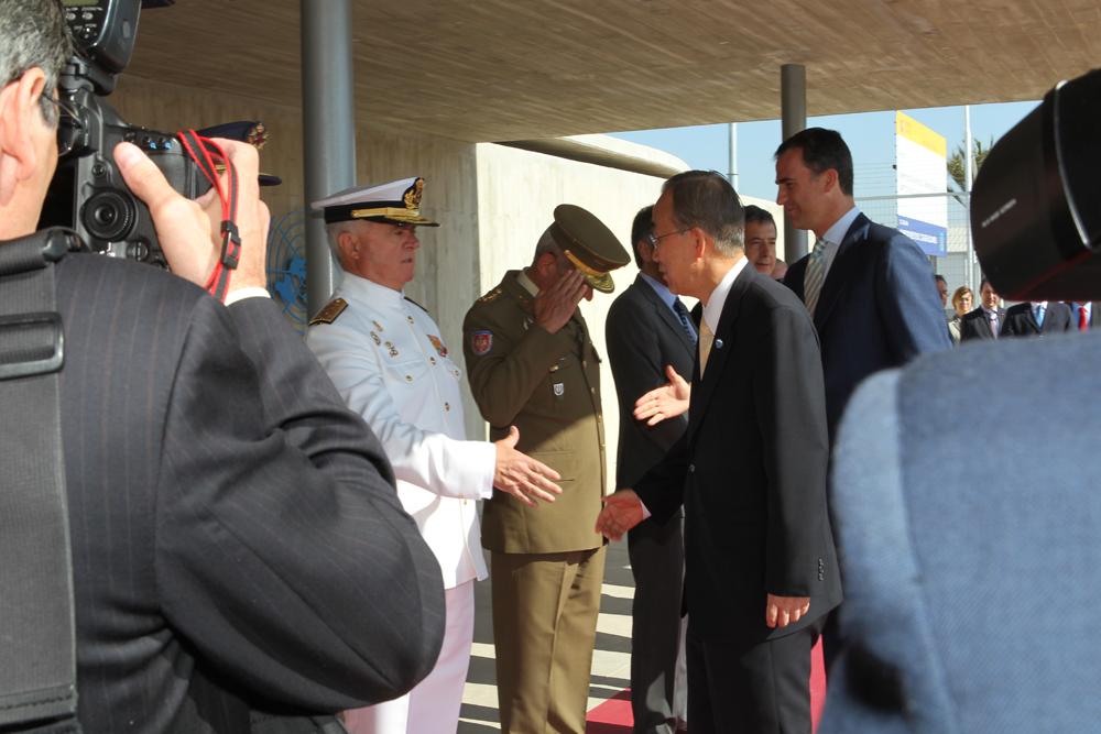 El almirante general Manuel Rebollo saluda al secretario general de la ONU, Ban Ki Moon